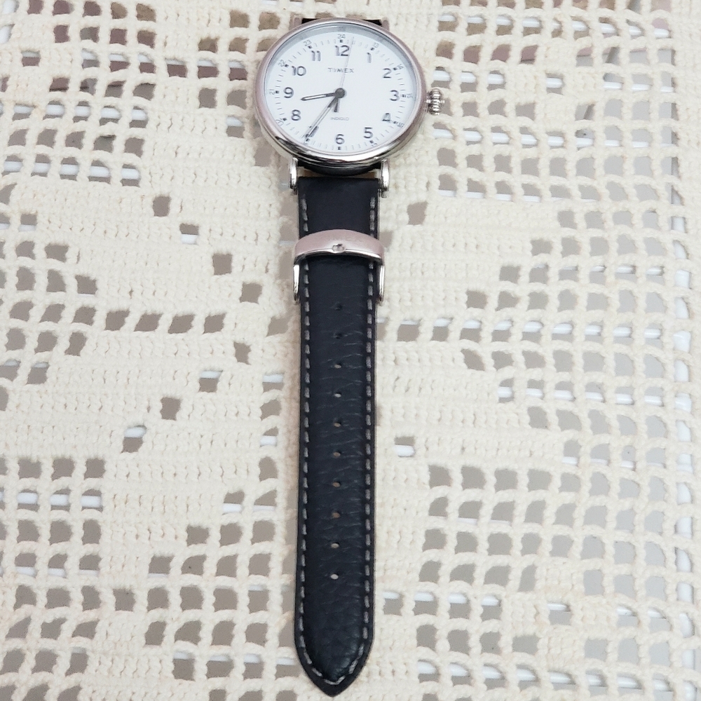 Nwot Mens Timex Indiglo Easy Reader Watch on Black Leather Band - Picture 2 of 11